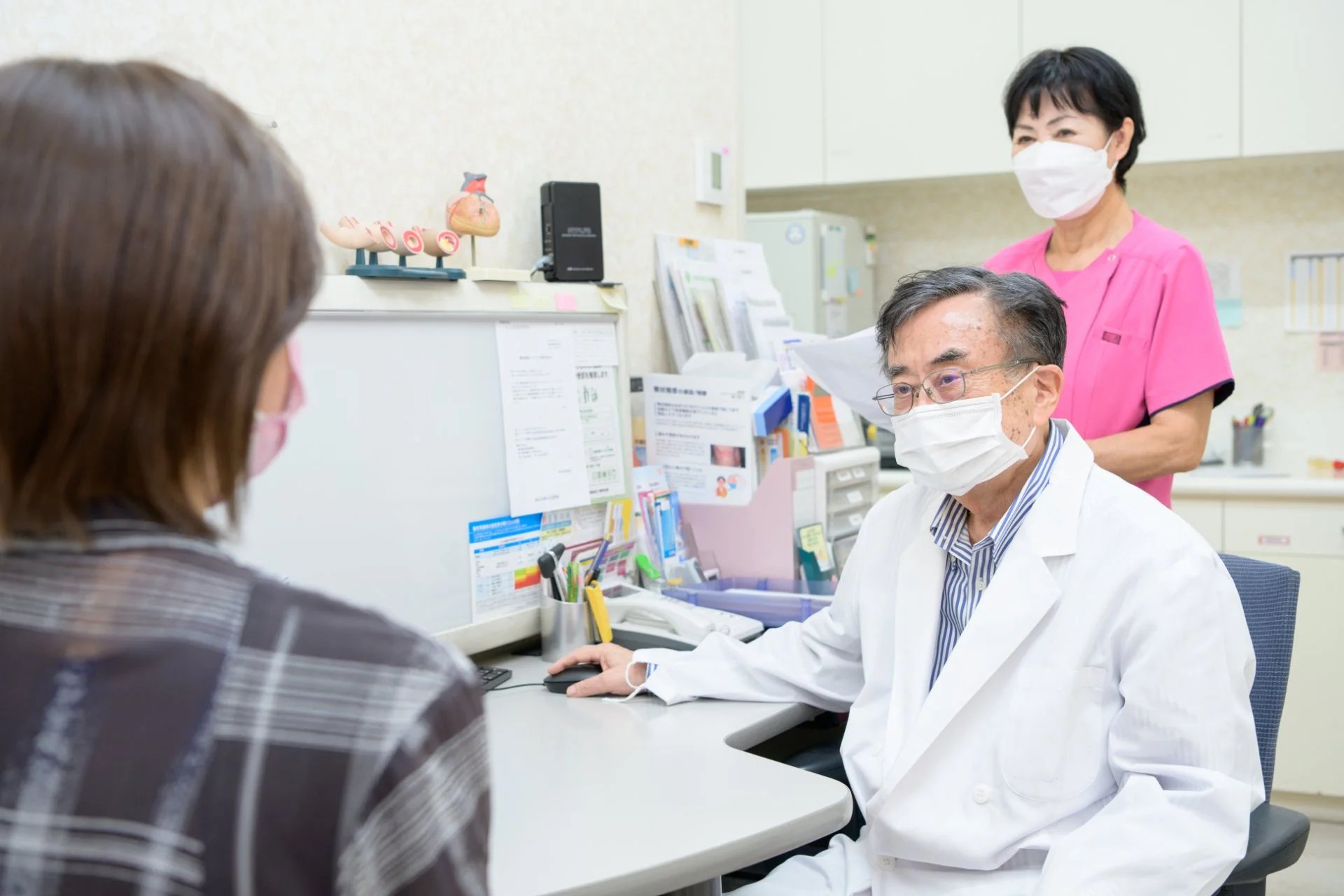 診察室で患者に説明する医師